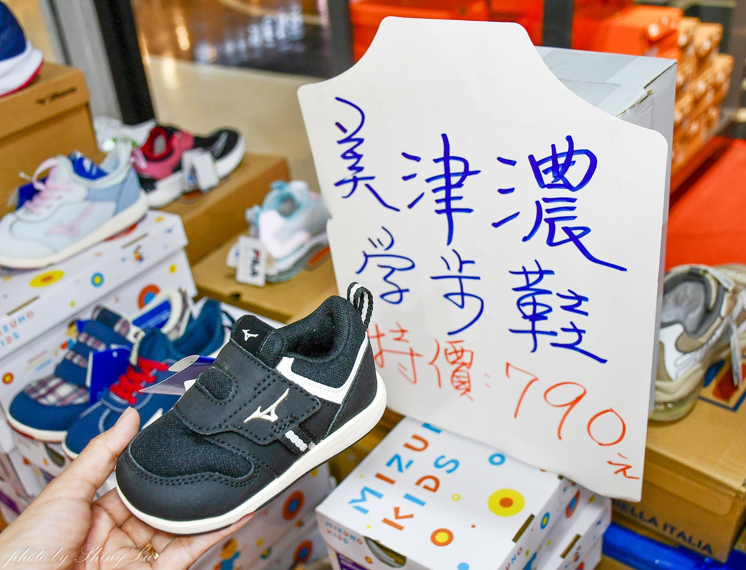 內湖人快衝!家樂福內湖店一樓,N i k e 運動鞋特賣,價格甜到懷疑人生啦~ - 第19張圖 內湖人快衝!家樂福內湖店一樓,N i k e 運動鞋特賣,價格甜到懷疑人生啦~