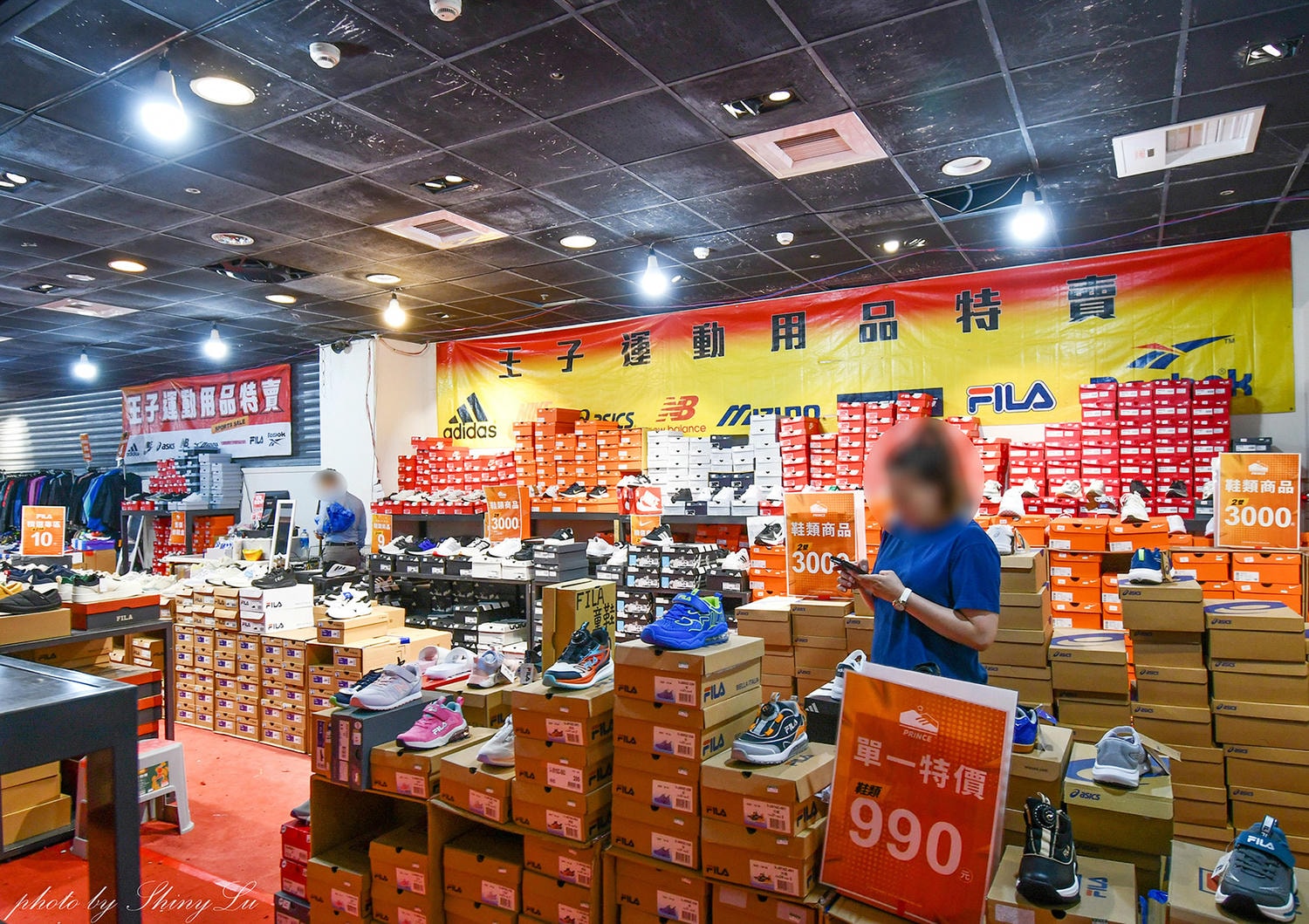 內湖人快衝!家樂福內湖店一樓,N i k e 運動鞋特賣,價格甜到懷疑人生啦~ - 第3張圖 內湖人快衝!家樂福內湖店一樓,N i k e 運動鞋特賣,價格甜到懷疑人生啦~