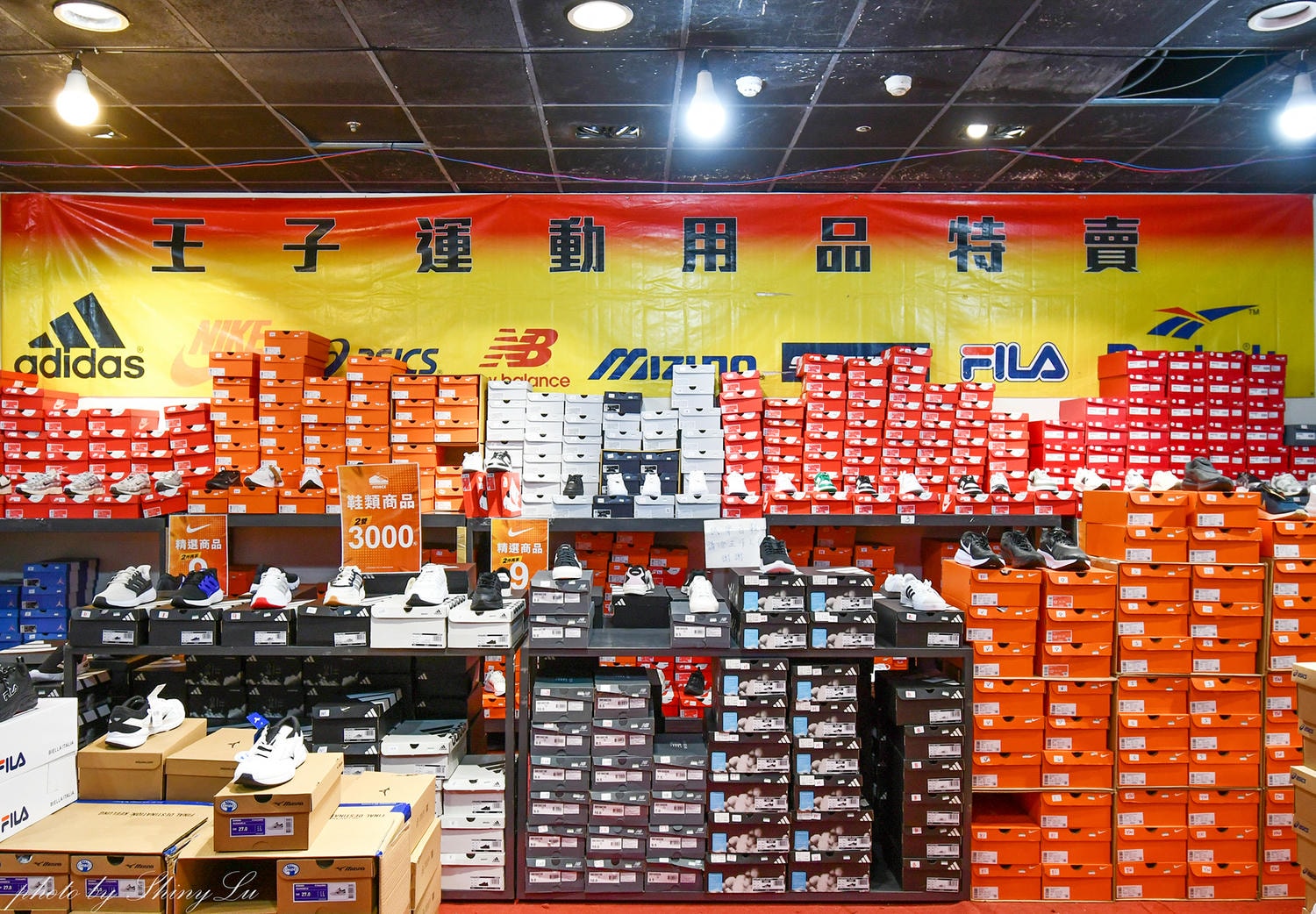 內湖人快衝!家樂福內湖店一樓,N i k e 運動鞋特賣,價格甜到懷疑人生啦~ - 第4張圖 內湖人快衝!家樂福內湖店一樓,N i k e 運動鞋特賣,價格甜到懷疑人生啦~