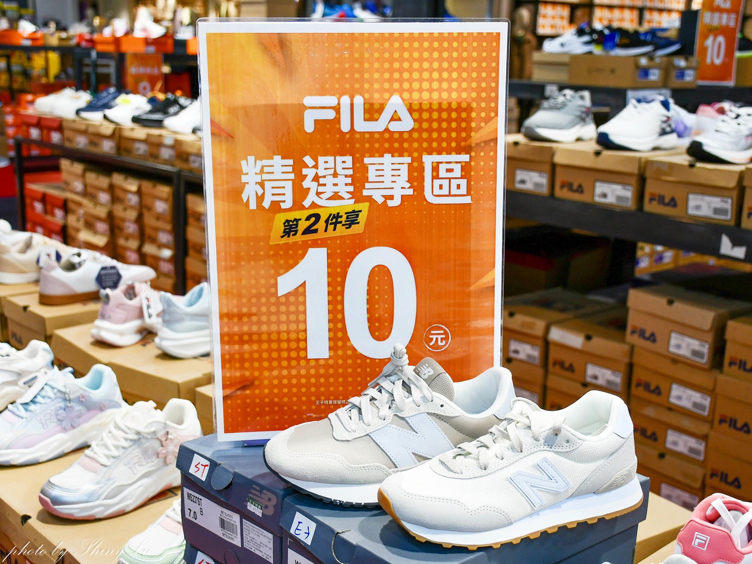 內湖人快衝!家樂福內湖店一樓,N i k e 運動鞋特賣,價格甜到懷疑人生啦~ - 第10張圖 內湖人快衝!家樂福內湖店一樓,N i k e 運動鞋特賣,價格甜到懷疑人生啦~