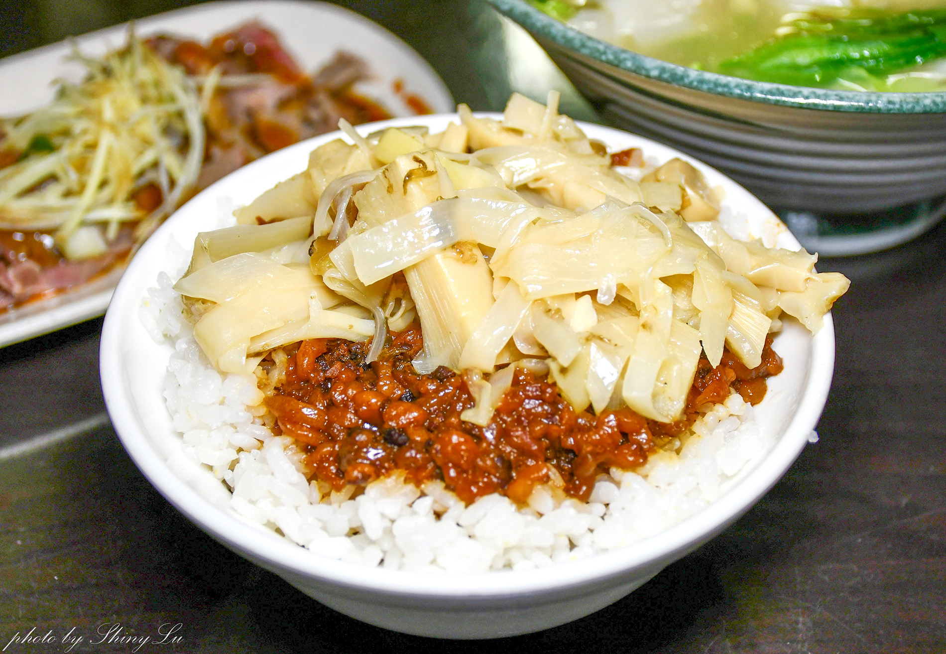 龍潭滷肉飯推薦│龍潭翹鬍子│看似不起眼的小店│滷肉飯有滿滿筍絲