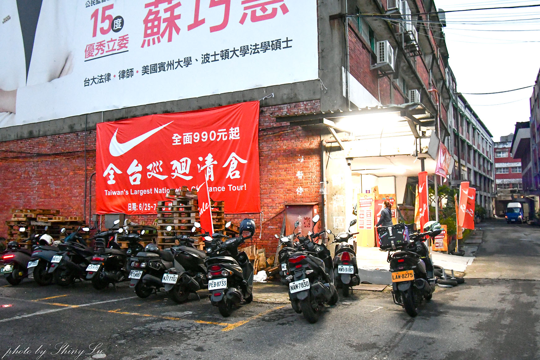 NIKE鞋款特賣來了！中和環球對面限定優惠990元，最低三折起，款式超新！Dunk、Air Jordan都買得到
