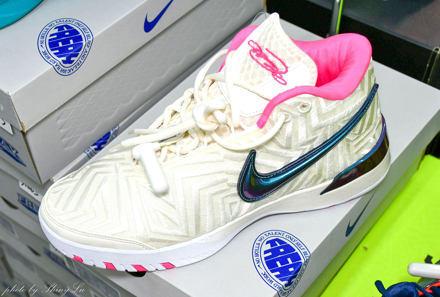 NIKE鞋款特賣來了！中和環球對面限定優惠990元，最低三折起，款式超新！Dunk、Air Jordan都買得到