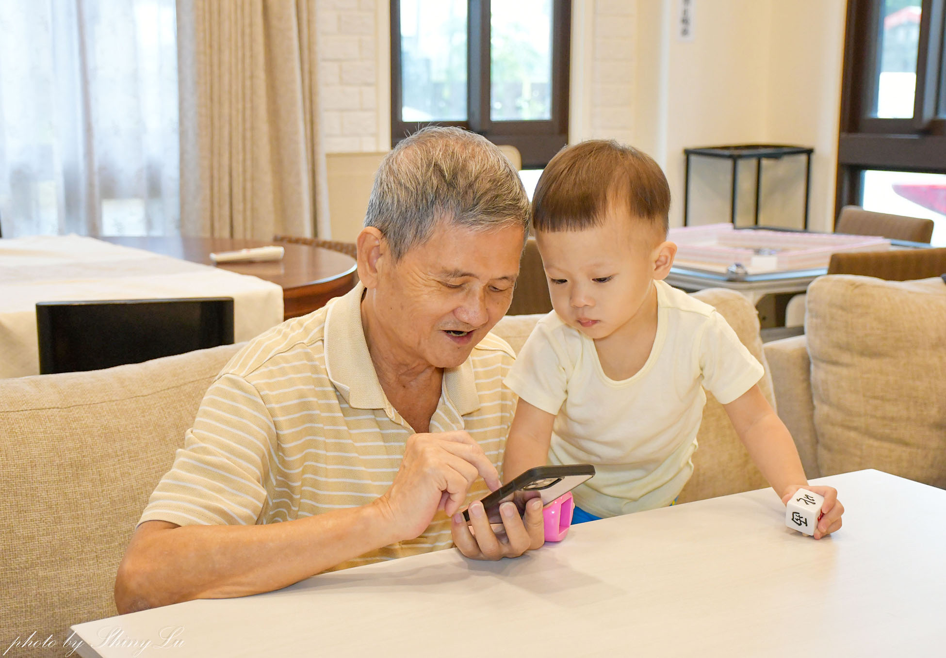 氣壓升降桌推薦│Kaku升降桌好用嗎？免插電輕鬆升降， 一張全家大小都可以使用的桌子