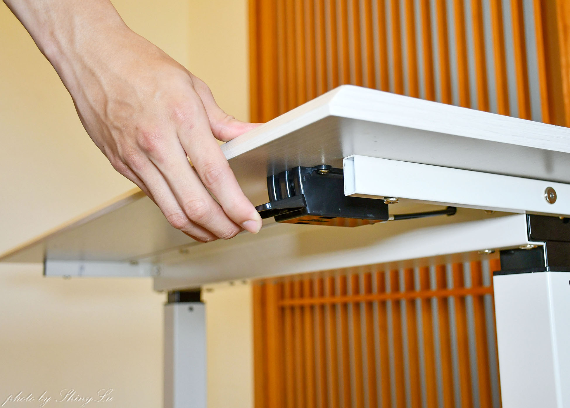氣壓升降桌推薦│Kaku升降桌好用嗎？免插電輕鬆升降， 一張全家大小都可以使用的桌子