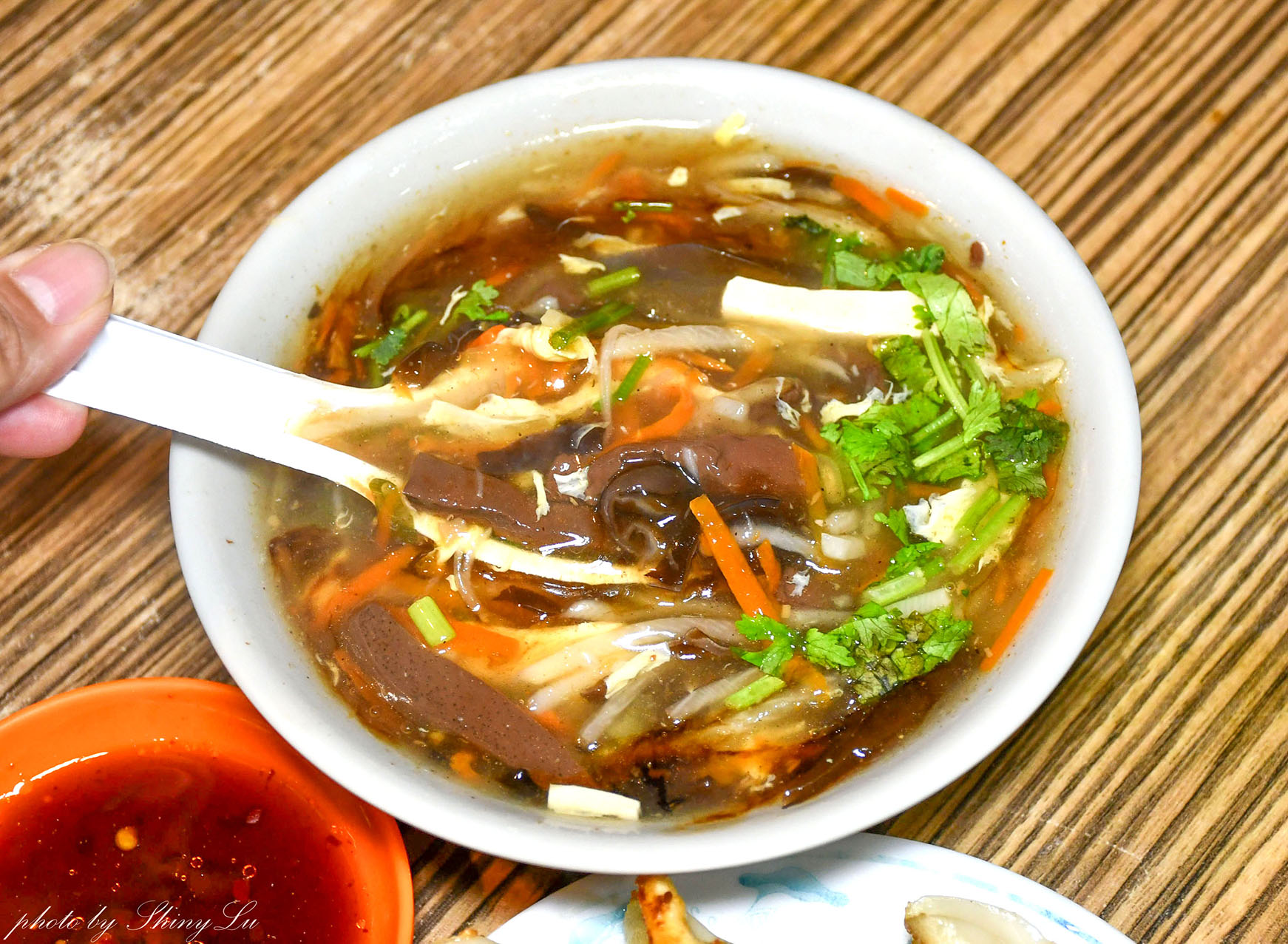 基隆慶安宮美食│曾家鍋貼│底皮超脆！酸辣湯料好多