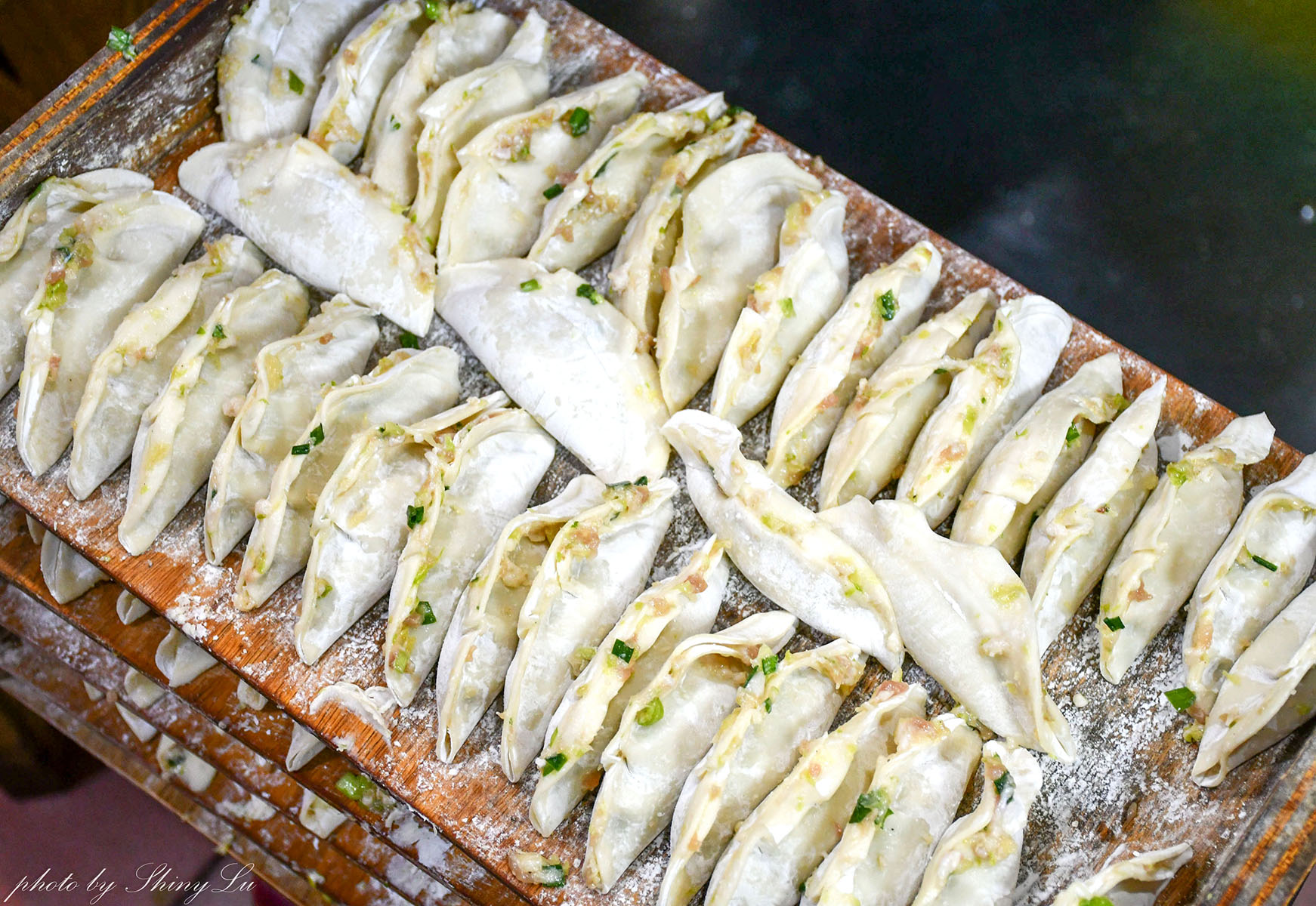 基隆慶安宮美食│曾家鍋貼│底皮超脆！酸辣湯料好多