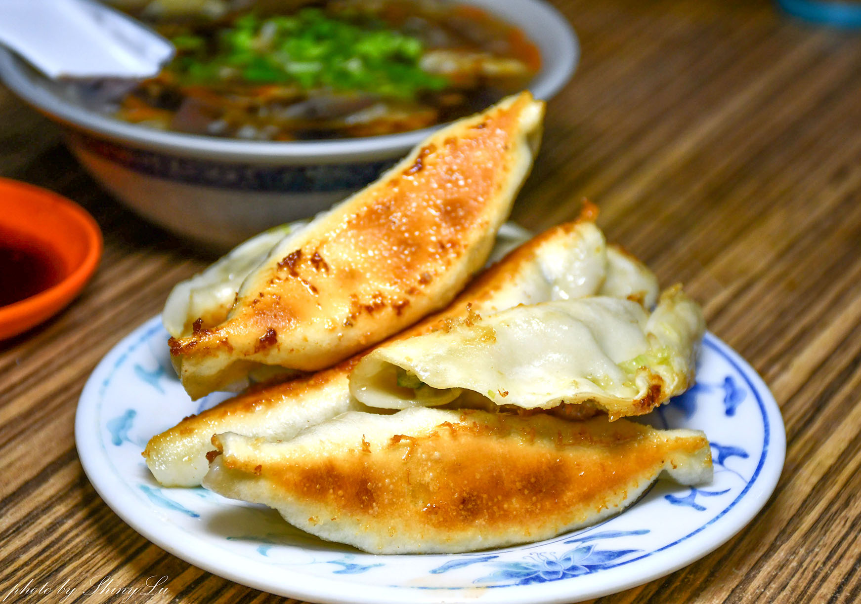 基隆慶安宮美食│曾家鍋貼│底皮超脆！酸辣湯料好多