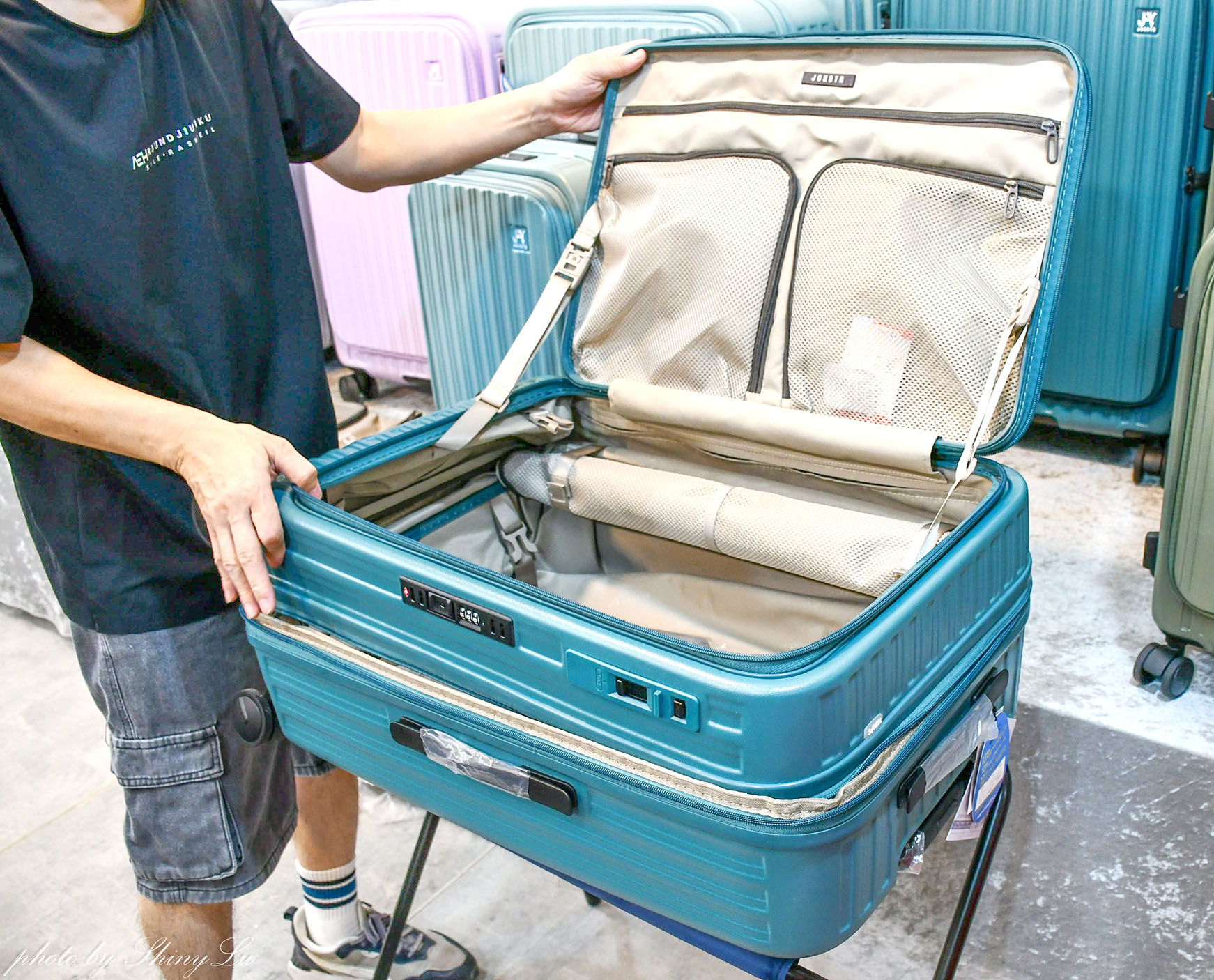 【2026新店行李箱特賣】工廠直營！行李箱/登機箱990元起！一年保固終身為修，消費滿額還送旅行拉桿包（加賀屋行李箱）