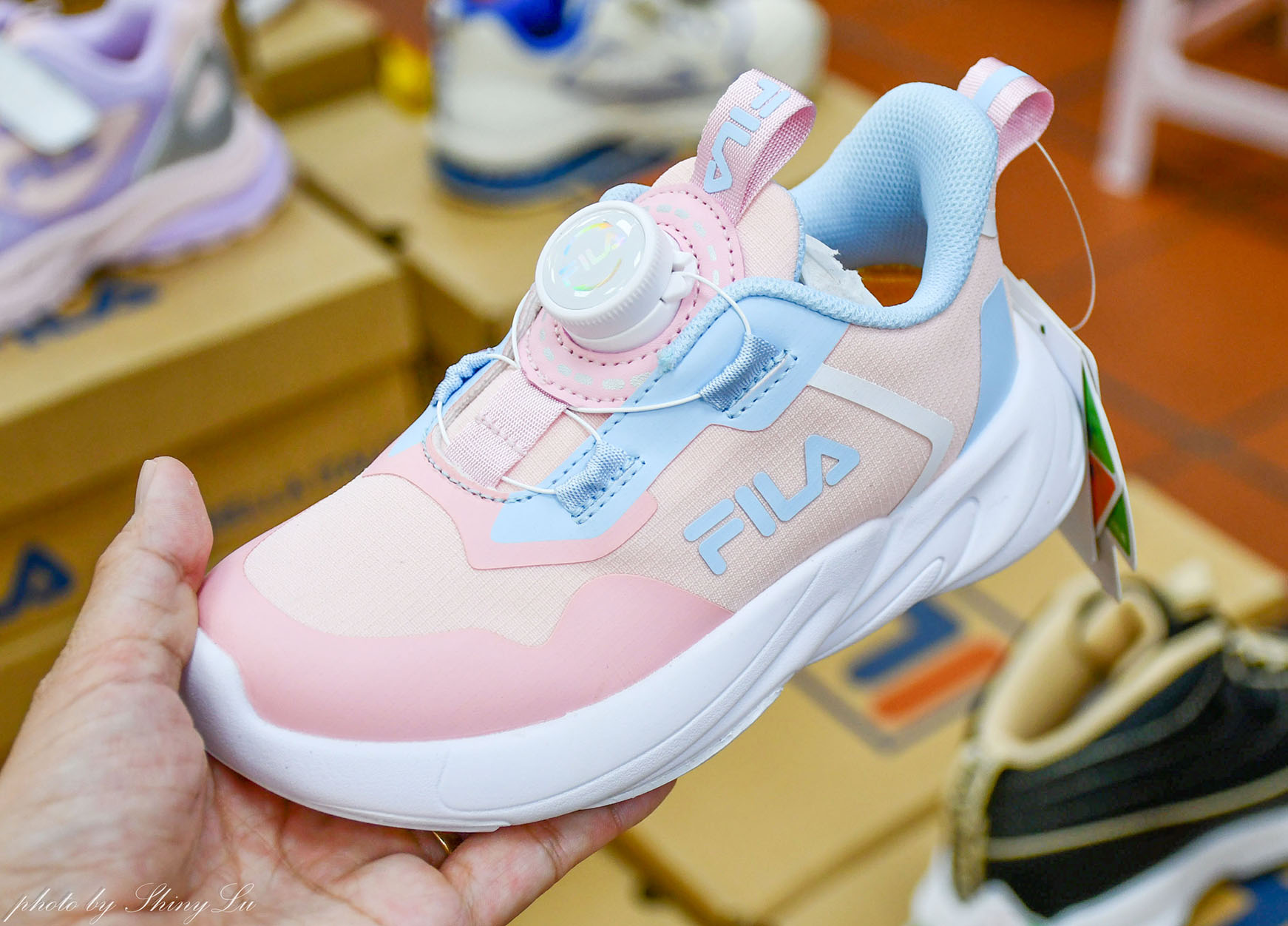 蘆洲Nike特賣會開跑!FILA、MIZUNO運動鞋第二雙10元!涼感衣只要288元,New Balance 327二雙3000,新款二雙九折(王子運動用品特賣) - 第17張圖 蘆洲Nike特賣會開跑!FILA、MIZUNO運動鞋第二雙10元!涼感衣只要288元,New Balance 327二雙3000,新款二雙九折(王子運動用品特賣)