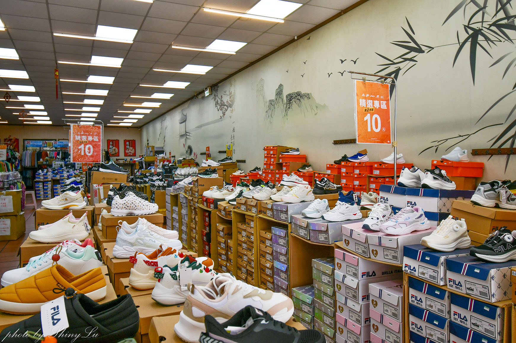 蘆洲Nike特賣會開跑!FILA、MIZUNO運動鞋第二雙10元!涼感衣只要288元,New Balance 327二雙3000,新款二雙九折(王子運動用品特賣) - 第3張圖 蘆洲Nike特賣會開跑!FILA、MIZUNO運動鞋第二雙10元!涼感衣只要288元,New Balance 327二雙3000,新款二雙九折(王子運動用品特賣)