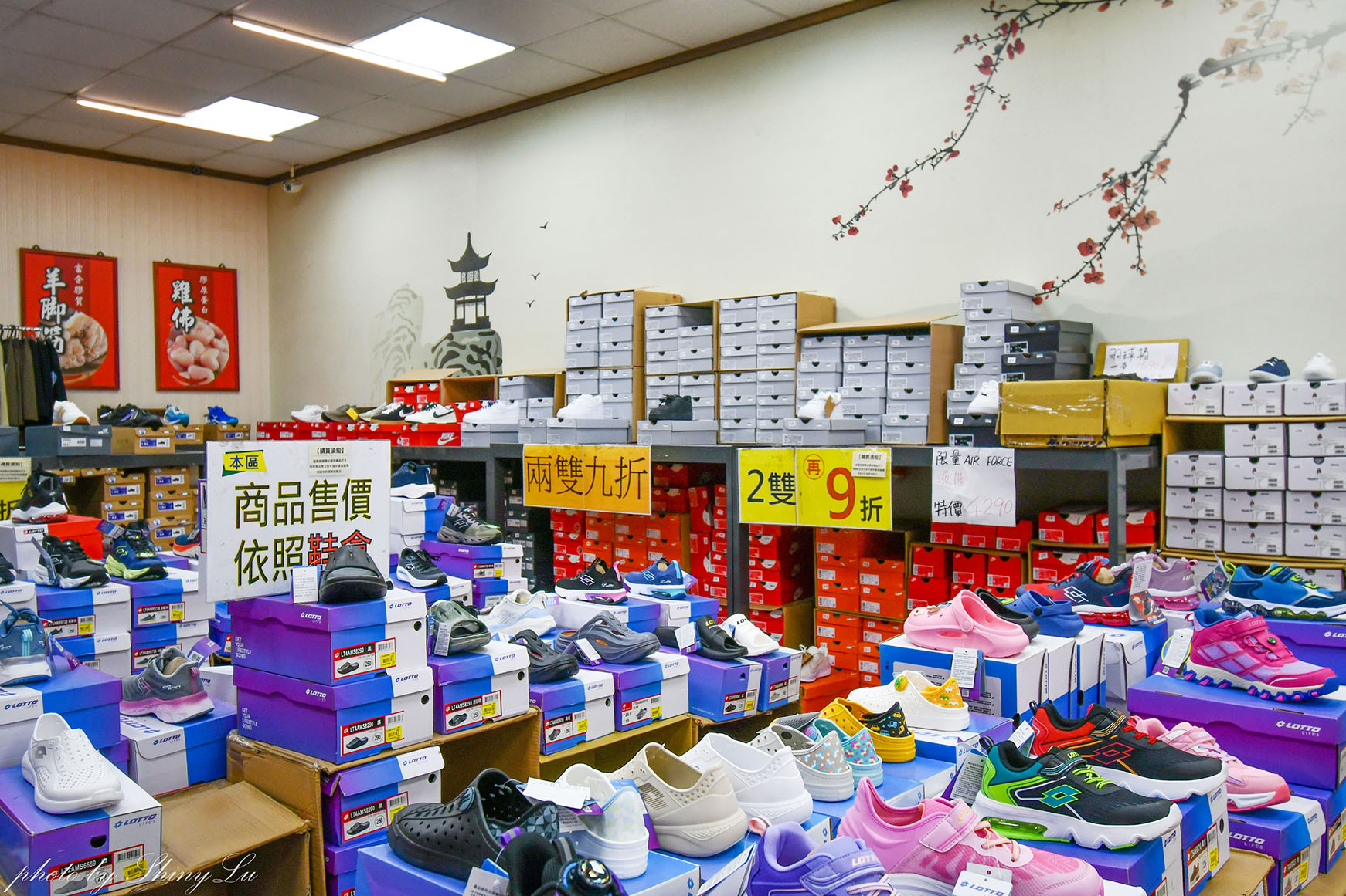 蘆洲Nike特賣會開跑!FILA、MIZUNO運動鞋第二雙10元!涼感衣只要288元,New Balance 327二雙3000,新款二雙九折(王子運動用品特賣) - 第4張圖 蘆洲Nike特賣會開跑!FILA、MIZUNO運動鞋第二雙10元!涼感衣只要288元,New Balance 327二雙3000,新款二雙九折(王子運動用品特賣)